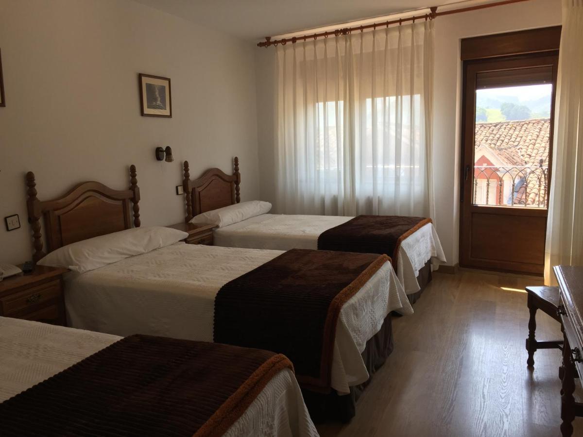 Hotel Trespalacios Panes Bagian luar foto