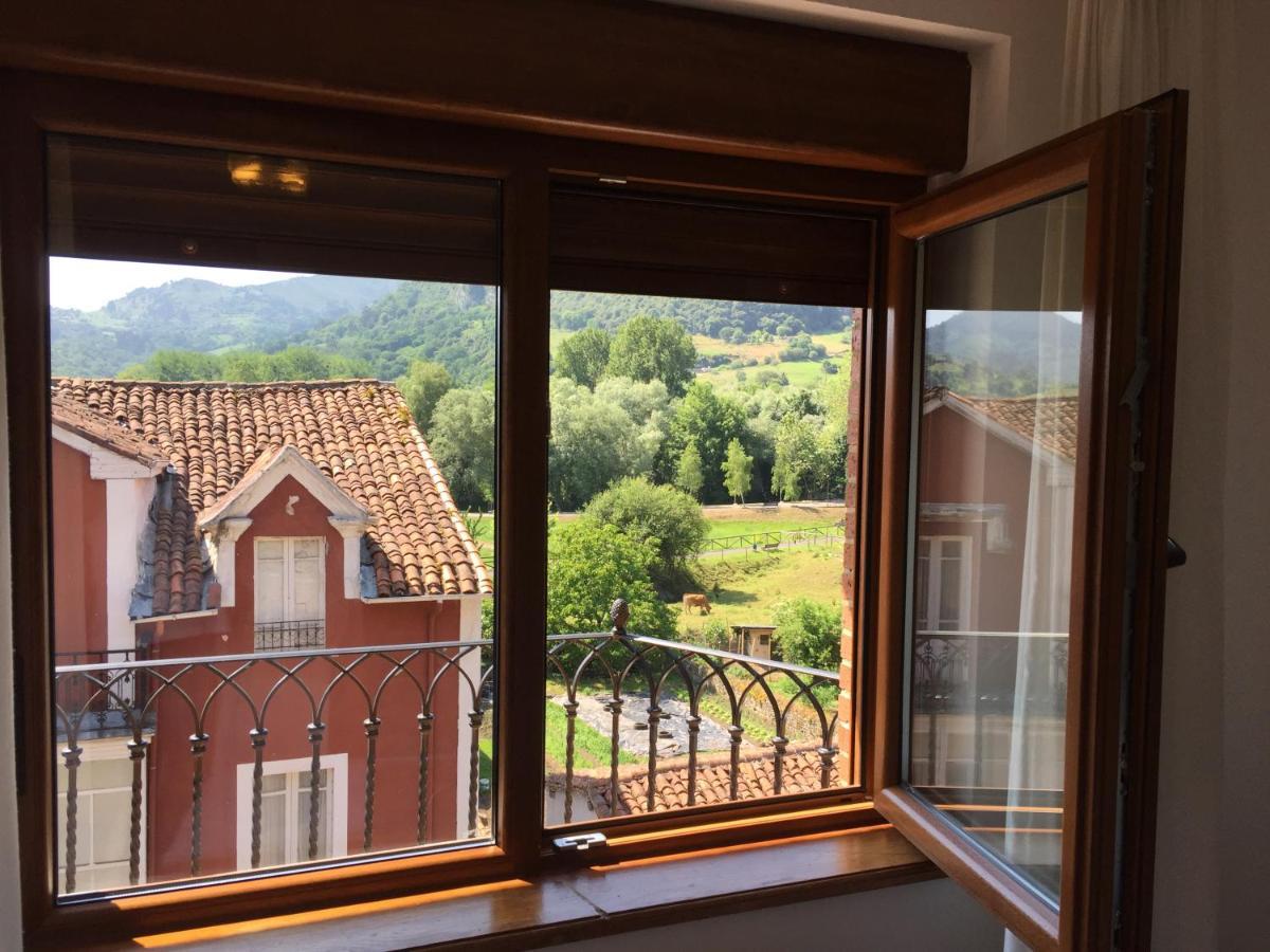Hotel Trespalacios Panes Bagian luar foto