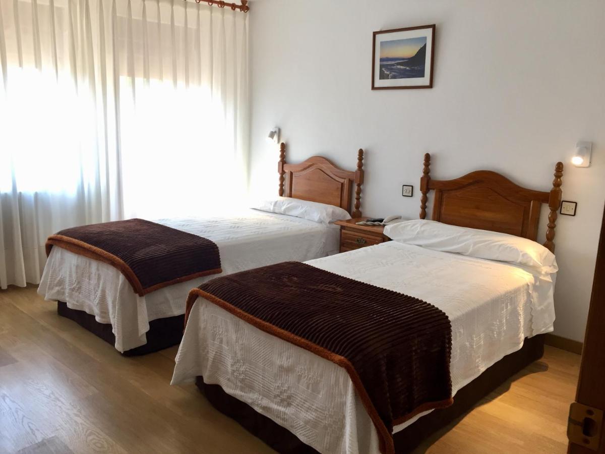 Hotel Trespalacios Panes Bagian luar foto