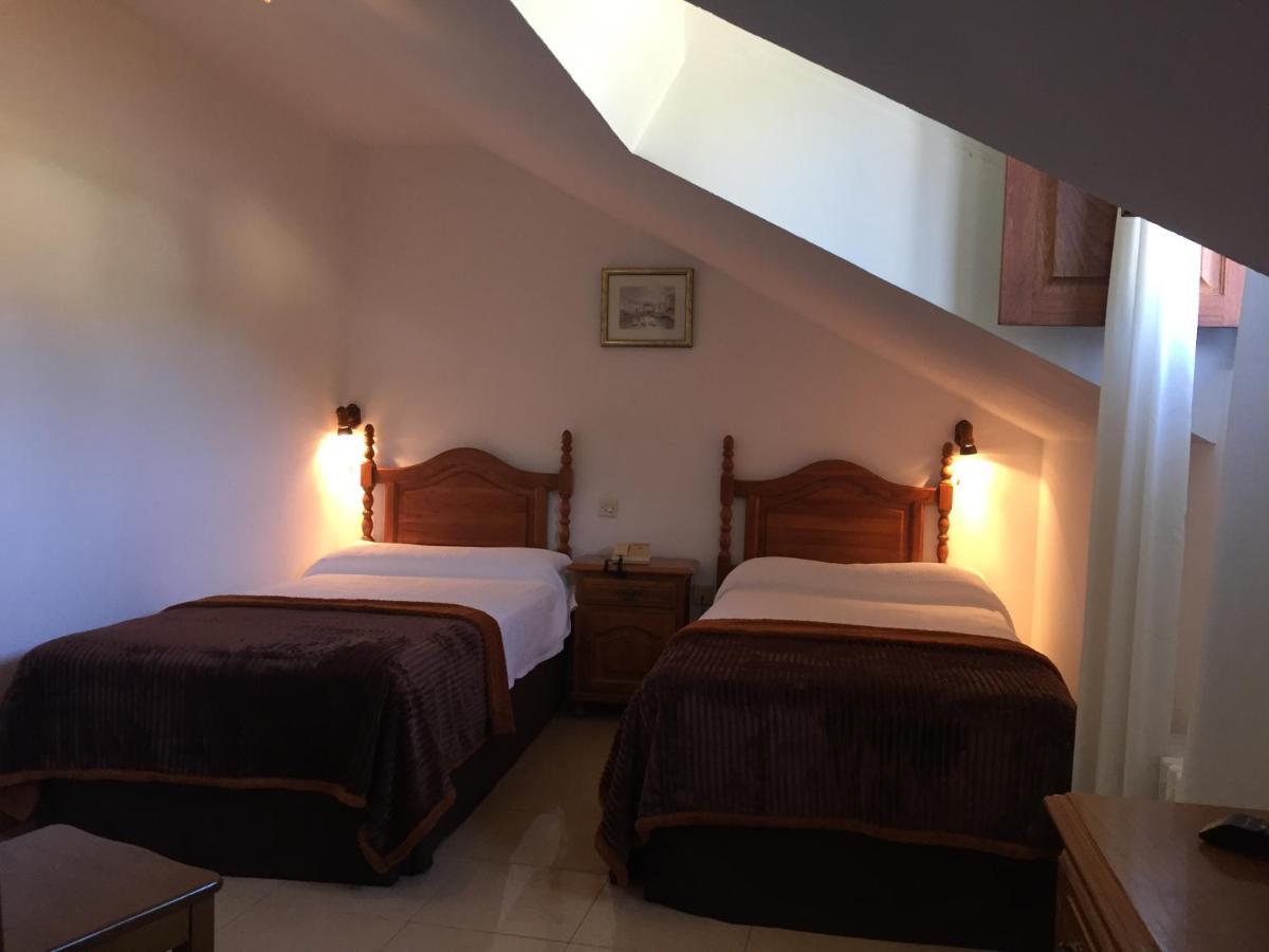 Hotel Trespalacios Panes Bagian luar foto