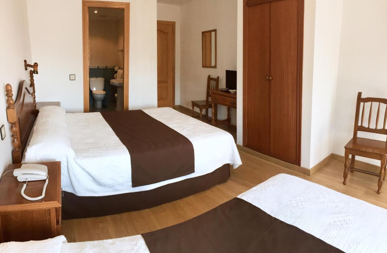 Hotel Trespalacios Panes Bagian luar foto