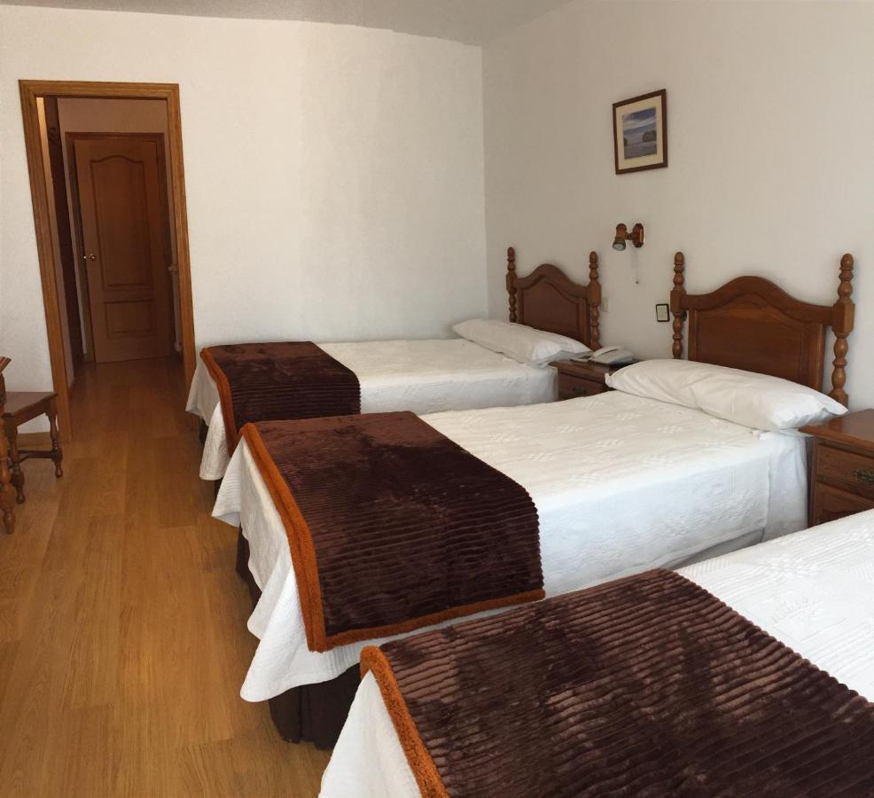 Hotel Trespalacios Panes Bagian luar foto