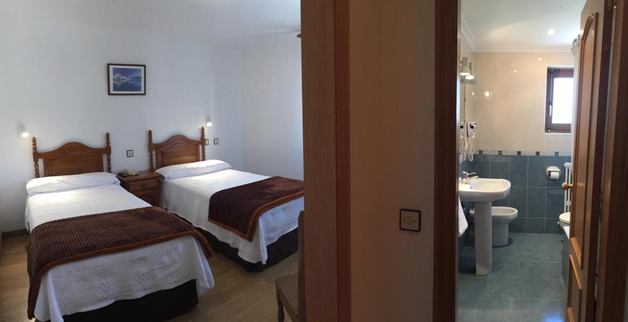 Hotel Trespalacios Panes Bagian luar foto