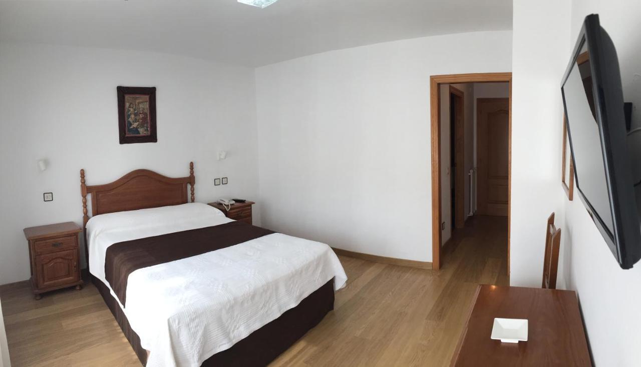 Hotel Trespalacios Panes Bagian luar foto