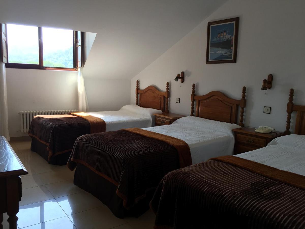Hotel Trespalacios Panes Bagian luar foto