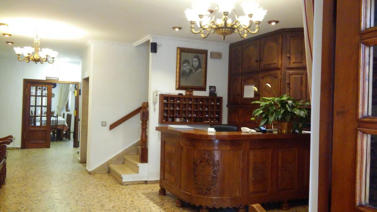 Hotel Trespalacios Panes Bagian luar foto