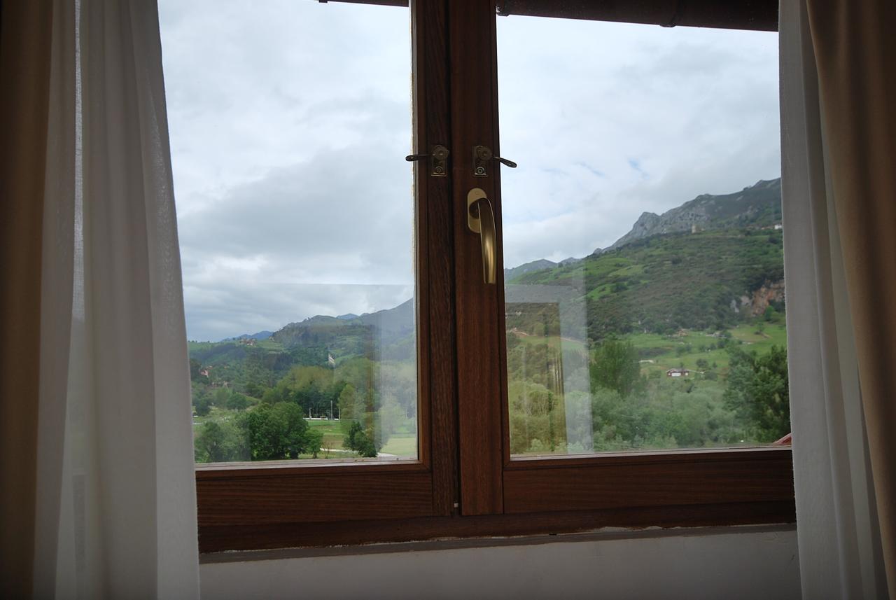 Hotel Trespalacios Panes Bagian luar foto