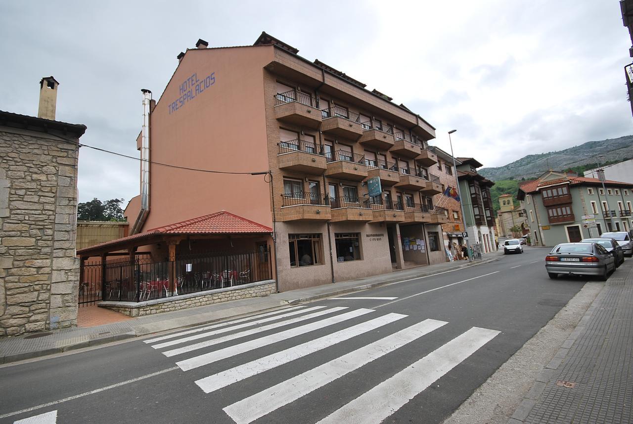 Hotel Trespalacios Panes Bagian luar foto